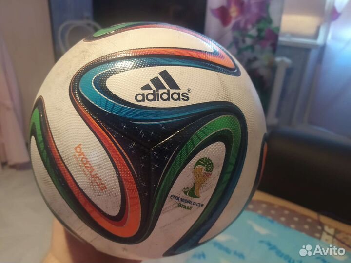 Футбольный мяч adidas