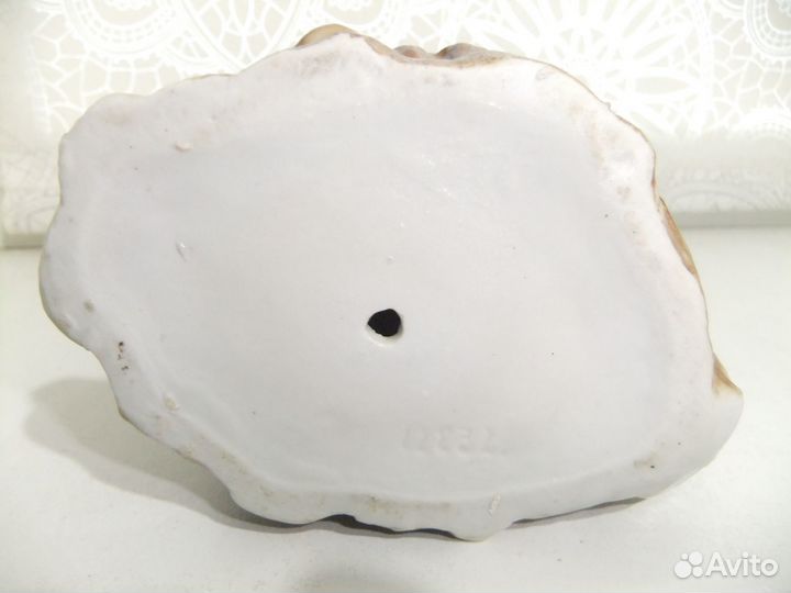 Фарфоровая статуэтка собака 