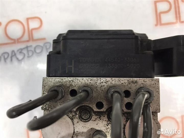 Блок ABS под капотом Toyota Windom (MCV30) 2001-2