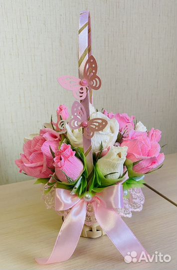 Корзина роз с конфетами