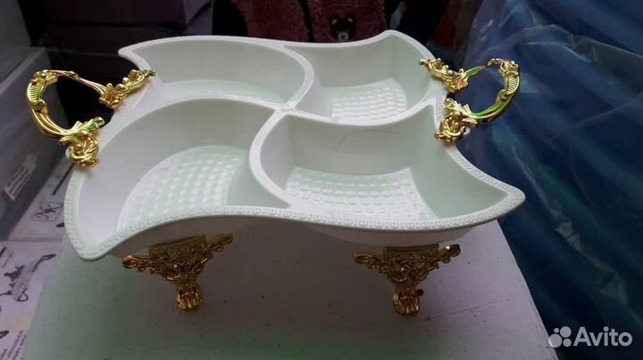 Поднос на ножках пластик