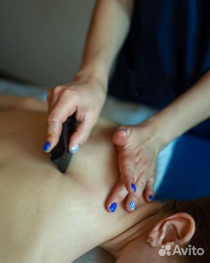 Антицеллюлитный массаж гуаша для девушек женщин