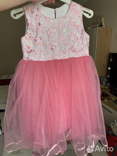 Очень красивое платье 5-6 лет
