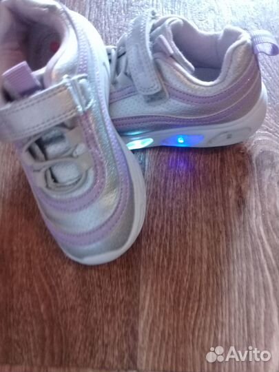 Кроссовки для девочки 24