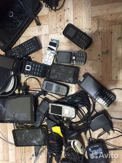 Мобильные телефоны на запчасти
