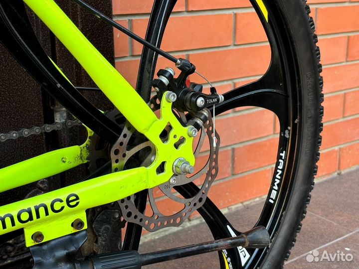 Велосипед BMW Performance на литых дисках