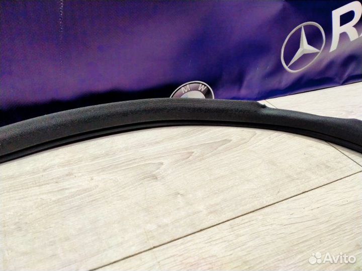 Уплотнитель дверного проема передний правый