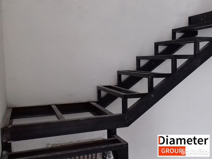 Монтаж современной лестницы из трубы