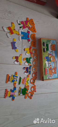 Много деревянных игрушек, пазлов