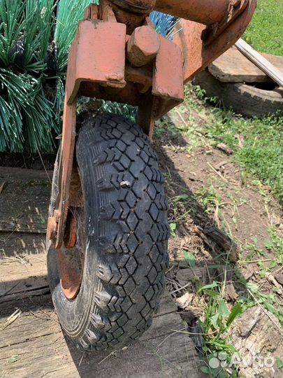 Поворотный отвал и коммунальная щётка