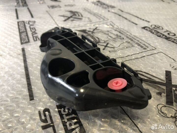 Кронштейн бампера передний правый Toyota Camry V70