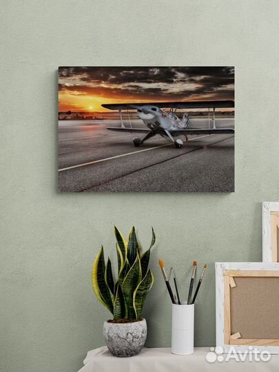 Картина с самолетом бипланом на взлетной полосе