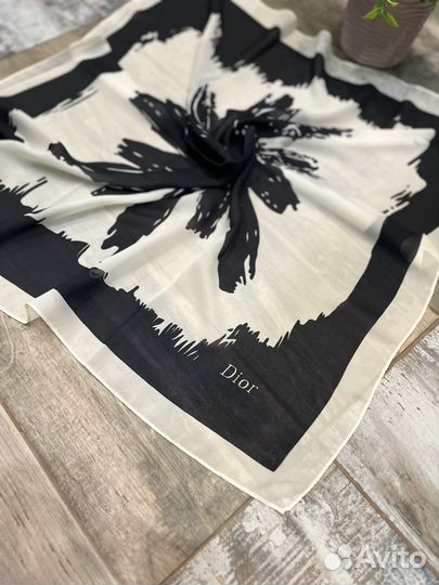 Легкий воздушный шифоновый платок Dior черный