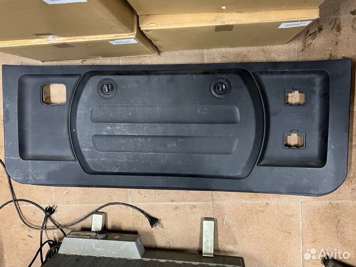 Обшивка двери багажника Паджеро 4