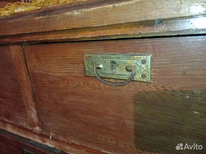 Старинный деревянный комод