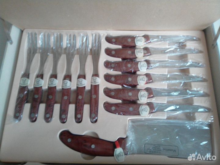 Набор ножей и вилок в чемодане - 