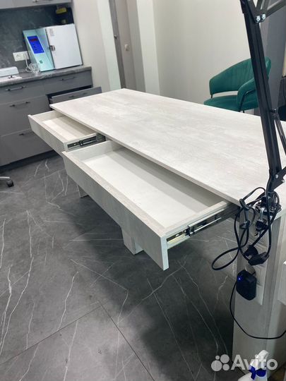 Маникюрный стол