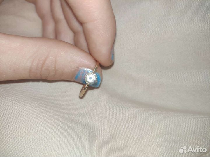 Золотое кольцо с бриллиантом