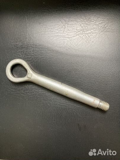 Буксировочный крюк toyota