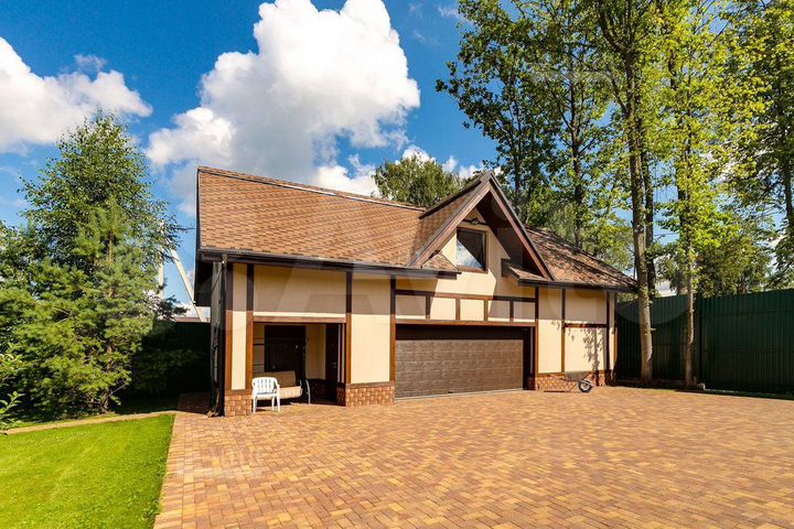 Дом 1400 м² на участке 43 сот.