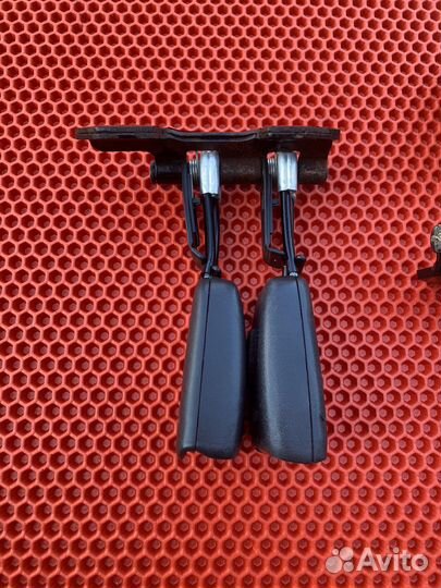 Защелки ремней задние mitsubishi carisma седан