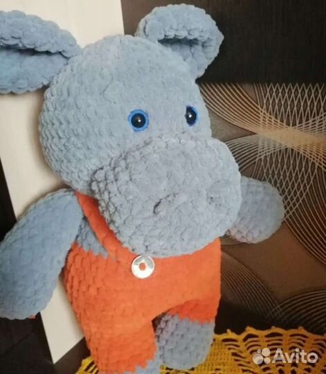 Вязаная игрушка бегемот