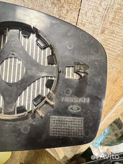 Зеркальный элемент и значок