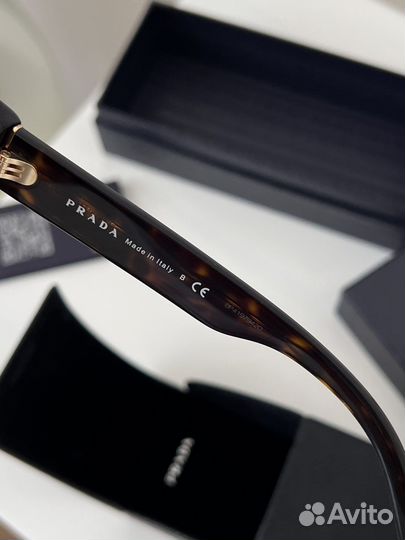 Солнцезащитные очки Prada