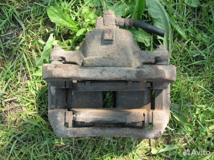 Суппорт передний Nissan Primera P12