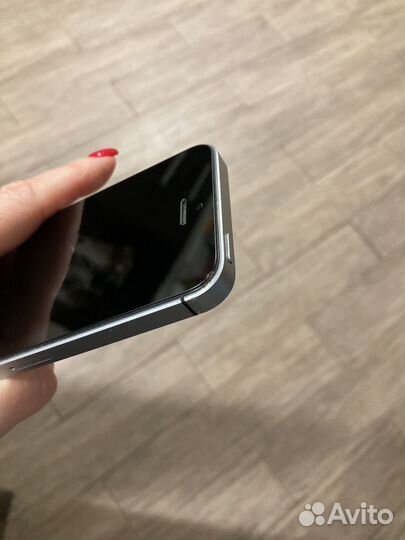 iPhone SE, 32 ГБ