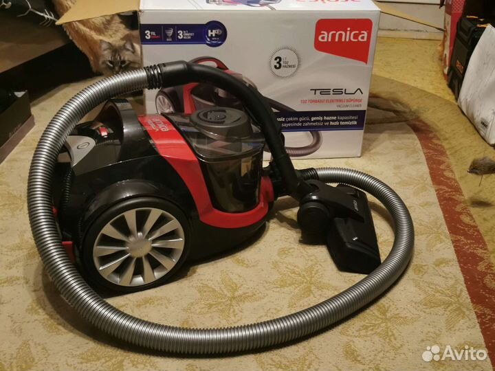 Пылесос Arnica Tesla красный
