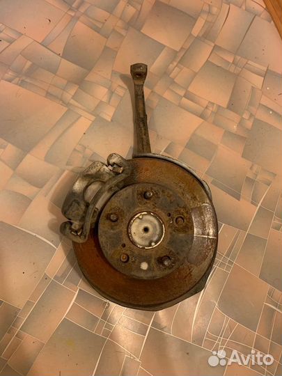 Поворотный кулак в сборе Toyota Mark II GX90