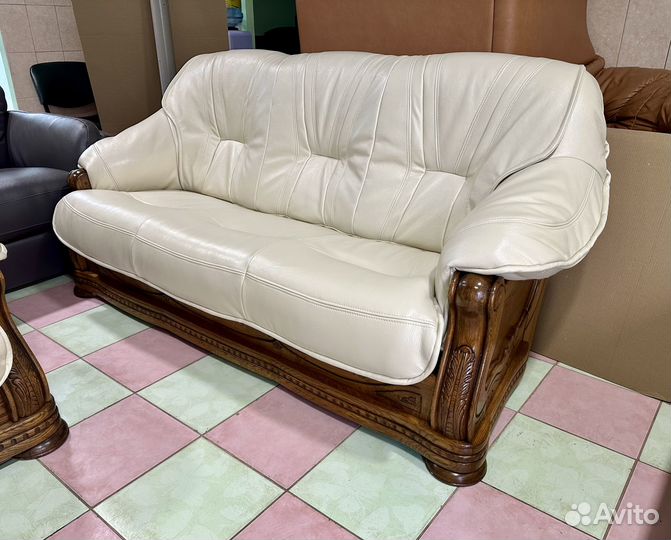 Кожаный диван на дубе