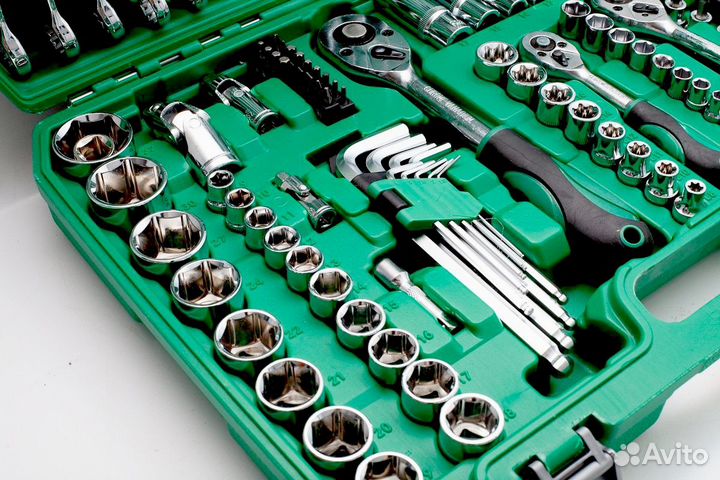 Набор инструментов в чемодане