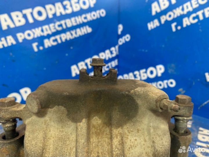 Передний левый суппорт. Nissan Bassara универсал