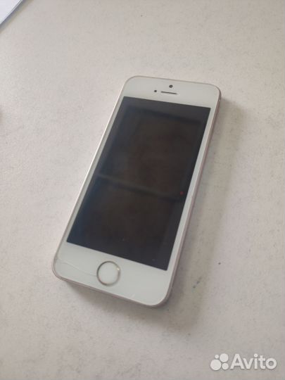 Телефон iPhone SE