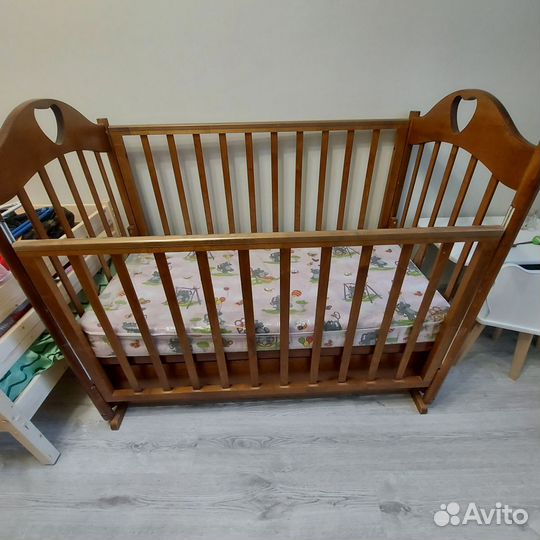 Детская кроватка с маятником и ящиком