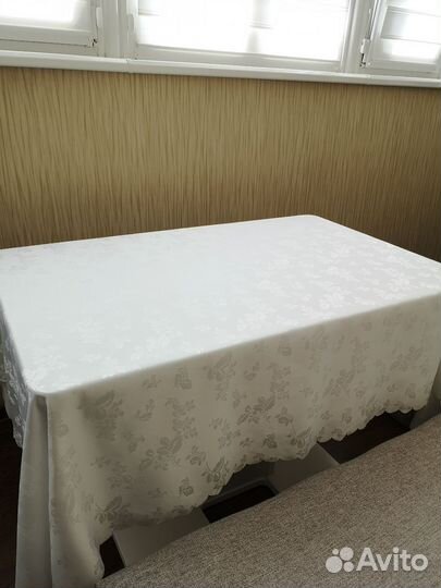 Скатерть белая с набивным рисунком 150х195