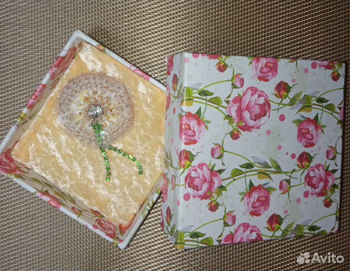 Брошь из натуральной шерсти и бисера