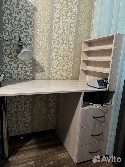 Маникюрный стол