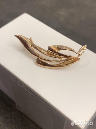 Брошь золотая