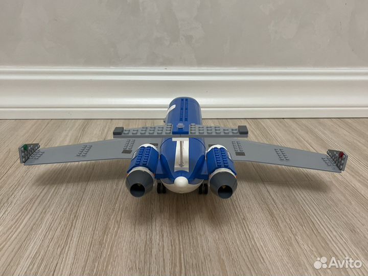 Самолет из лего