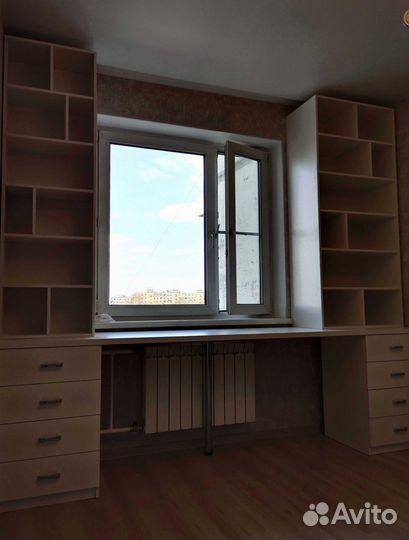 Детская рабочая зона у окна