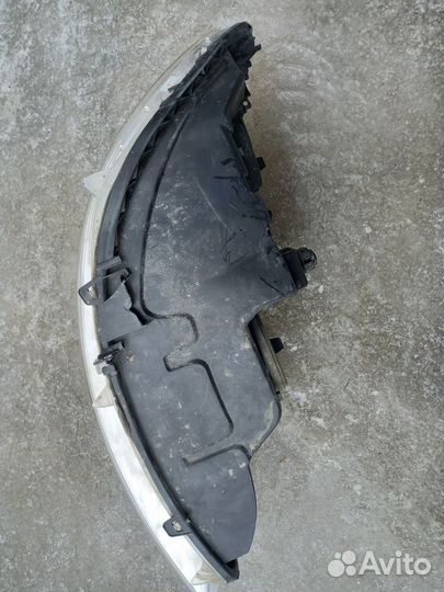 Передние фары Peugeot 308, 2010 год, с дефектом