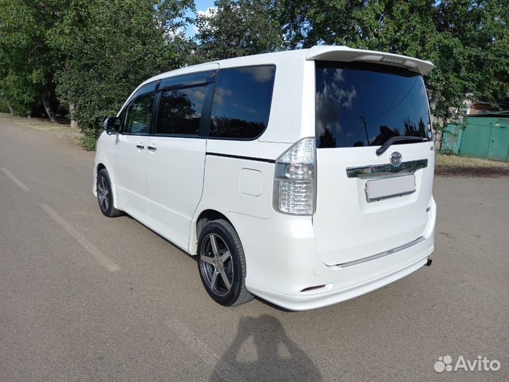 Toyota Noah 2.0 CVT, 2011, 173 500 км