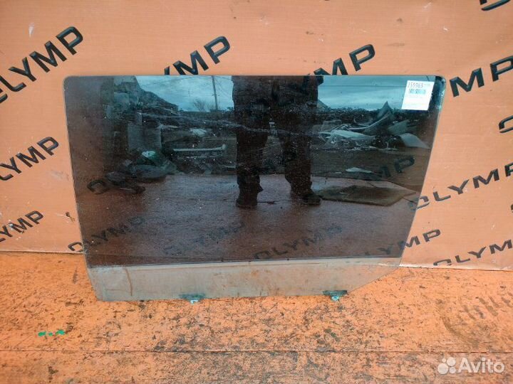 Стекло двери заднее левое Toyota Noah SR40 3S-FE