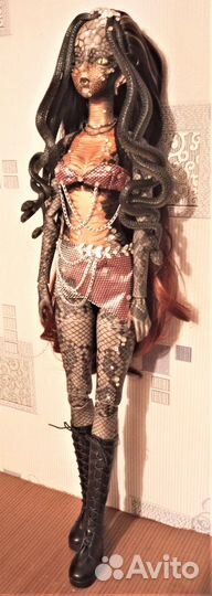 Медуза (греч. «повелительница», «стражница»)