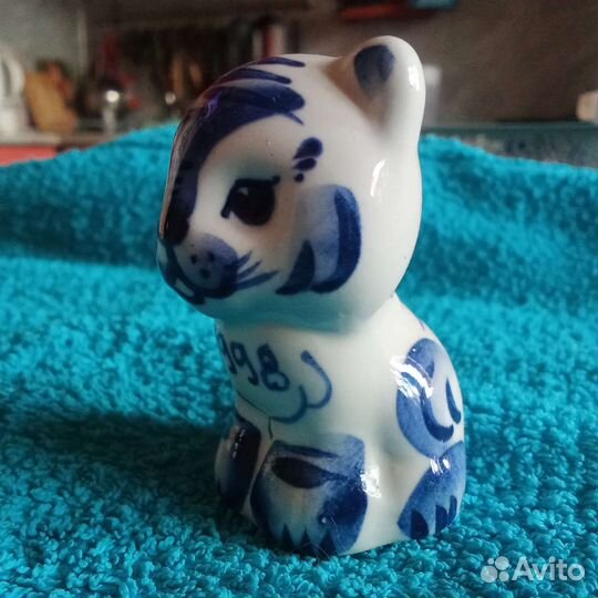 Фарфоровые статуэтки. Гжель. Тигренок