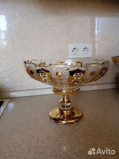 Ваза для фруктов на ножке