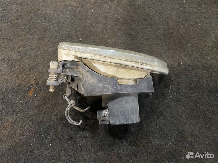 Левая противотуманка Ford Focus 1